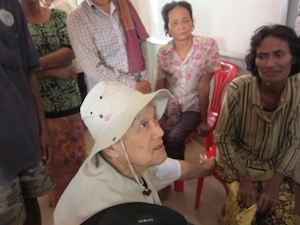 Kim Keuky atendiendo a varias mujeres camboyanas diabéticas.